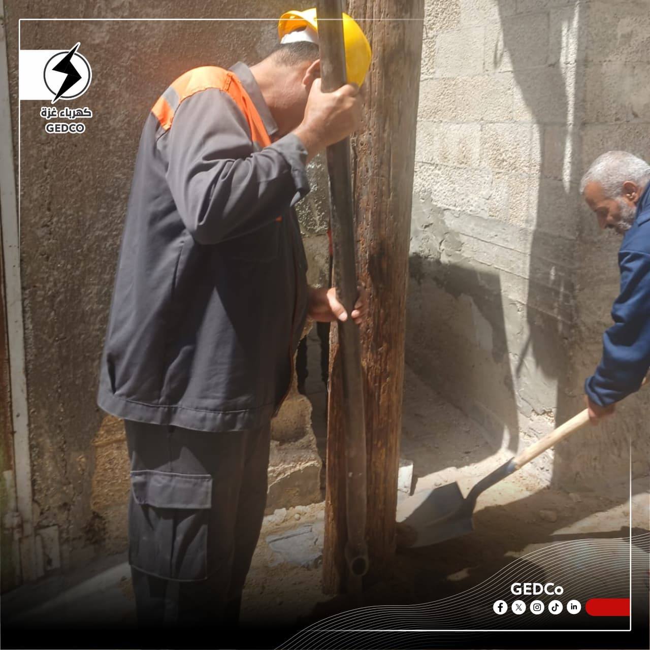 قامت الطواقم الفنية لشركة توزبع الكهرباء في محافظة الوسطى بالعمل على تعديل عدد من الأعمدة الخشبية الآيلة للسقوط