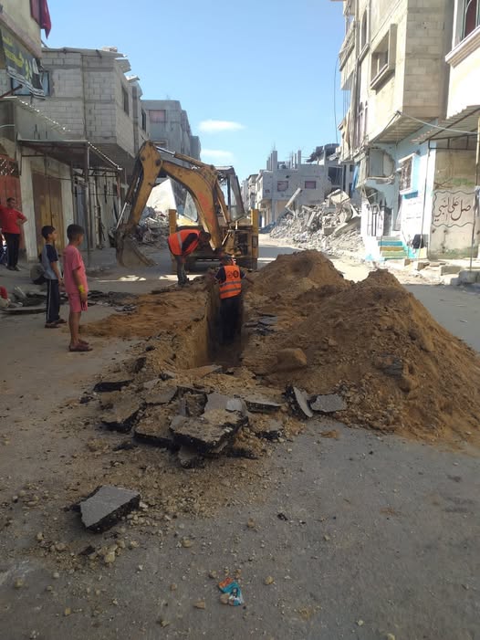 طواقم شركة توزيع الكهرباء في محافظة الوسطى تنفذ مهام حفريات لمساعدة طواقم دائرة المياه والصرف الصحي في بلدية البريج