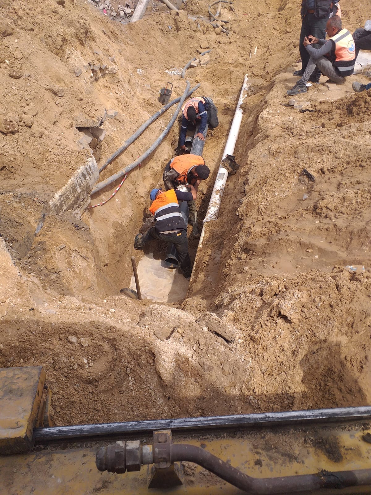 طواقم شركة توزيع الكهرباء في محافظة الوسطى تتعاون مع طواقم دائرة المياه في بلدية النصيرات