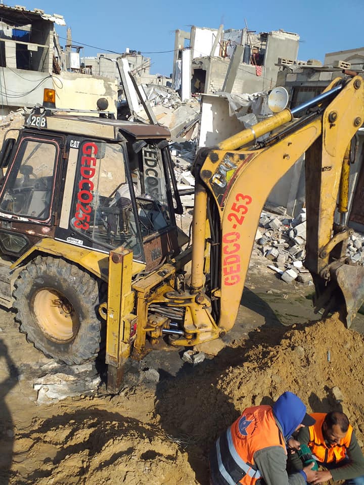 طواقم شركة توزيع الكهرباء في محافظة الوسطى تنفذ أعمال حفريات لتمكين طواقم دائرة المياه في بلدية دير البلح