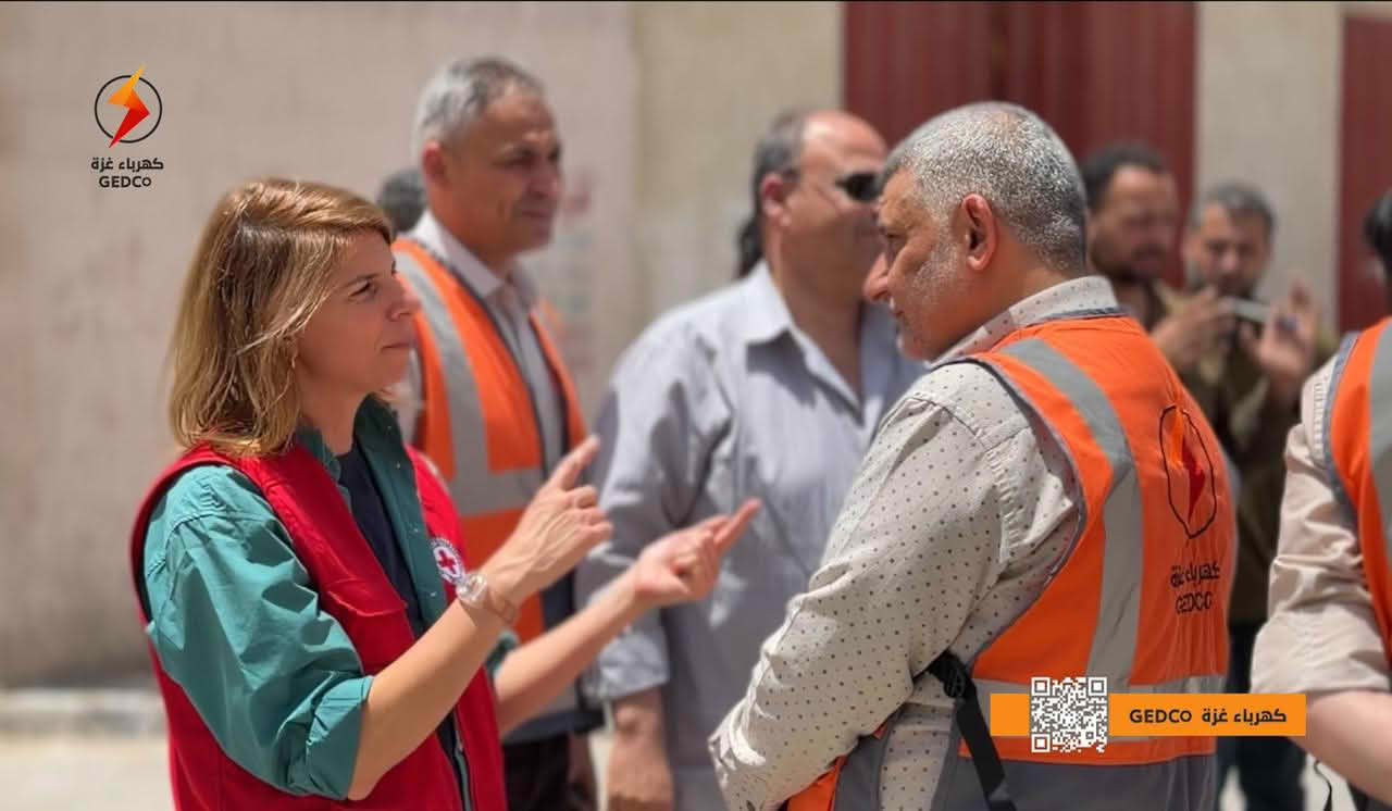 استضافة وفد الصليب الأحمر في كهرباء غزة لبحث واقع القطاع الكهربائي وتعزيز التعاون الإنساني