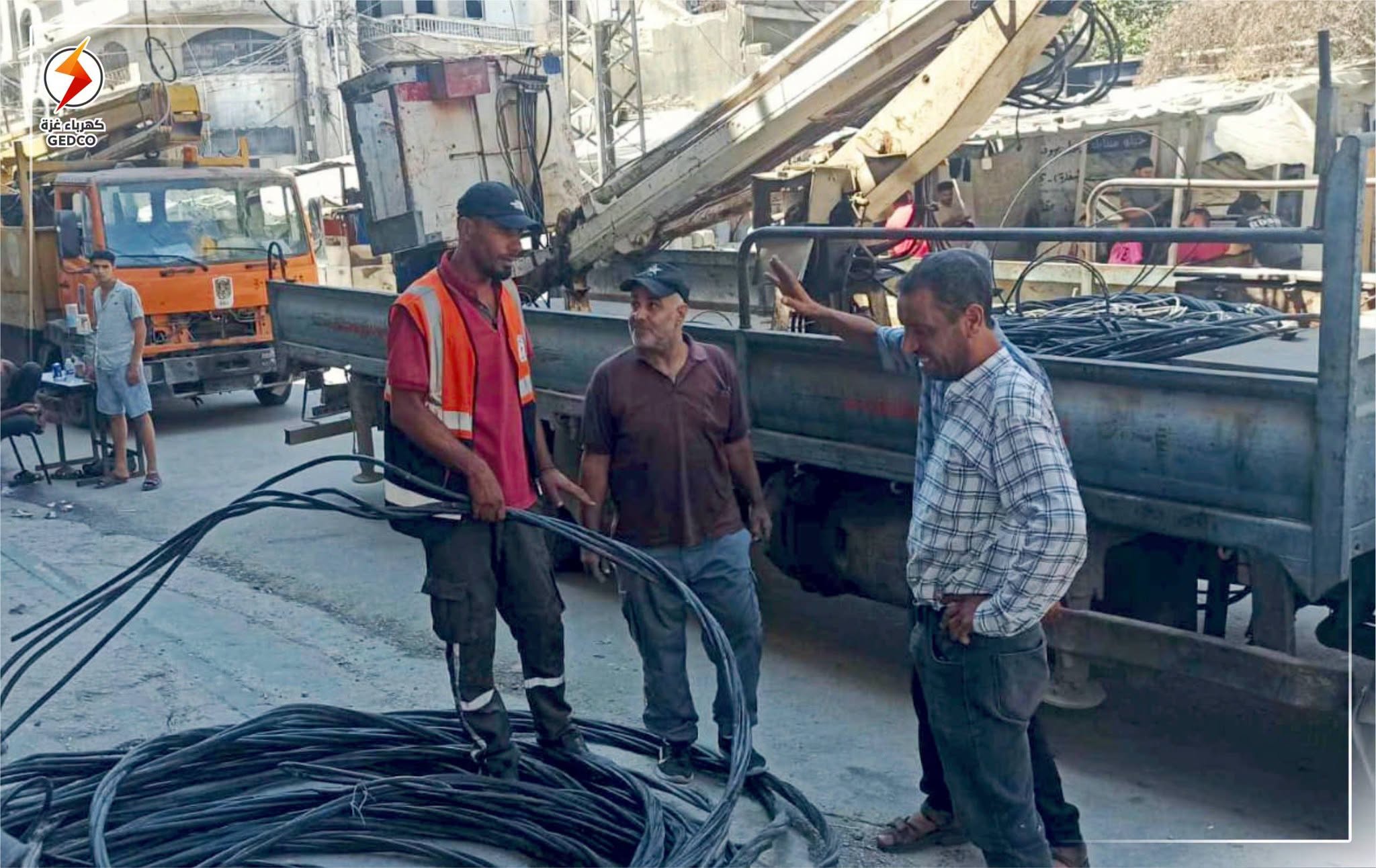 استجابةً للاحتياج المائي في المنطقة  كهرباء غزة تساهم في توفير مواد كهربائية لتشغيل آبار مياه بحي التفاح لدعم وصول المياه للسكان