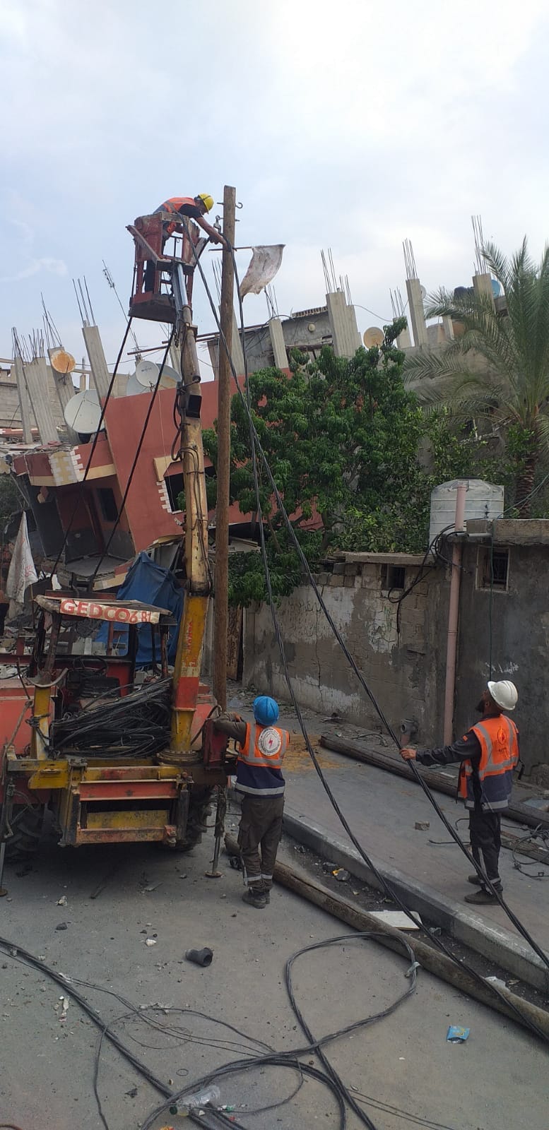 خلال عمل طواقم شركة توزيع الكهرباء في اصلاح شبكات الكهرباء المتضررة نتيجة استهداف بعض المباني والمنشآت