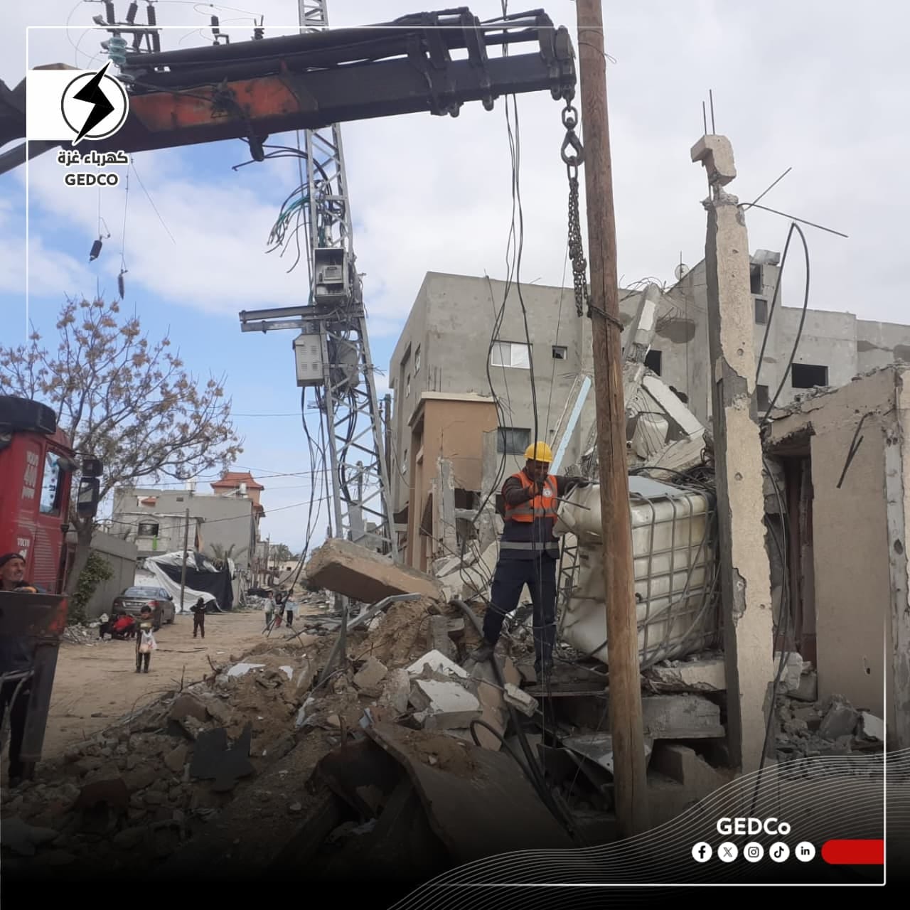 بغرض ازالة الخطر وتأمين مكونات شبكة الكهرباء   طواقم كهرباء غزة تنفذ مهام ازالة خطر شبكات الكهرباء المتضررة وتأمين ترحيلها لأماكن آمنة