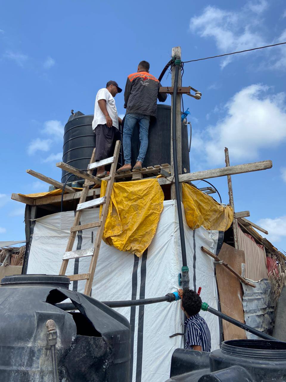 تشغيل مضخة مياه ومحطة تحلية   بهدف توفير المياه النظيفة للنازحين في منطقة شمال مواصي خانيونس (القرارة)