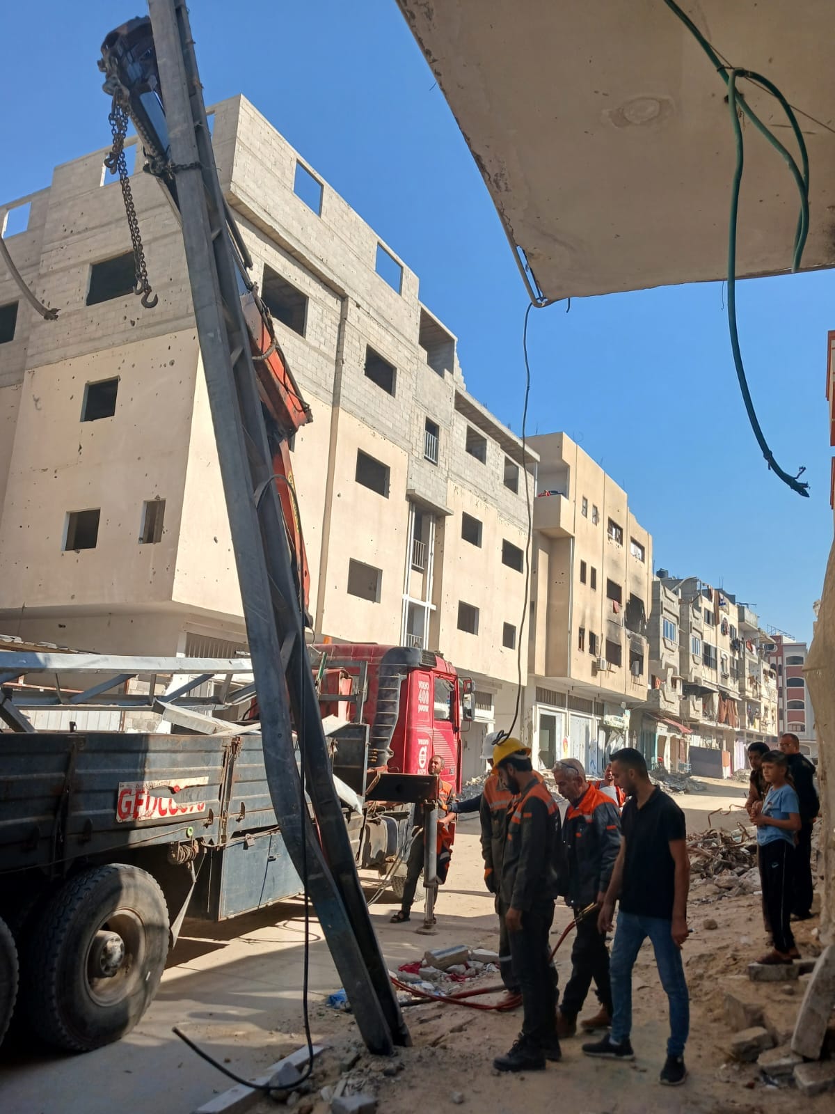 طواقم كهرباء غزة تبدأ المرحلة الأولى من إزالة خطر شبكات الكهرباء المتضررة في محافظة خانيونس