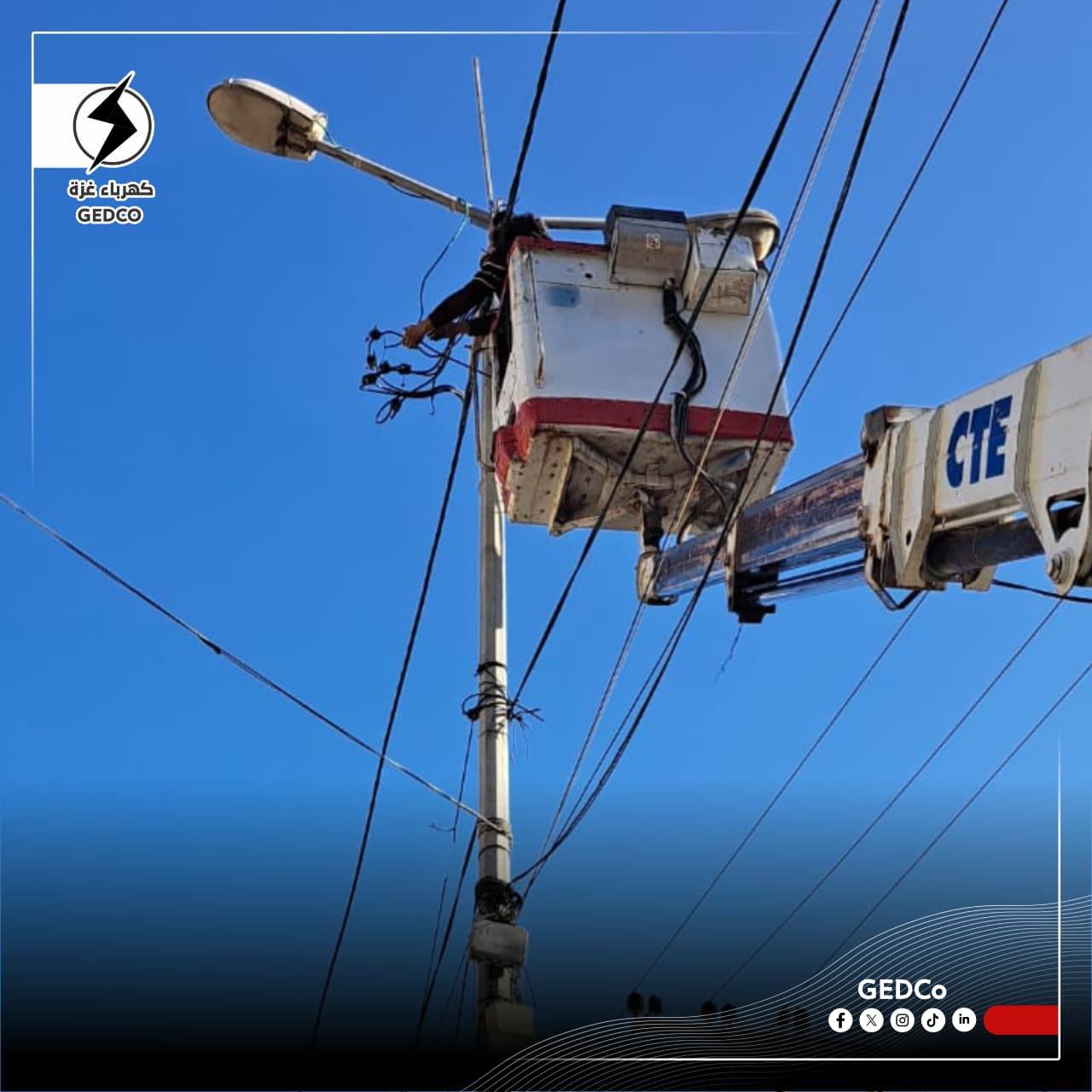 في إطار المساهمة المجتمعية والتعاون مع البلديات طواقم كهرباء غزة تنفذ أعمال صيانة لخطوط الإنارة في مدينة النصيرات بالتعاون مع طواقم البلدية