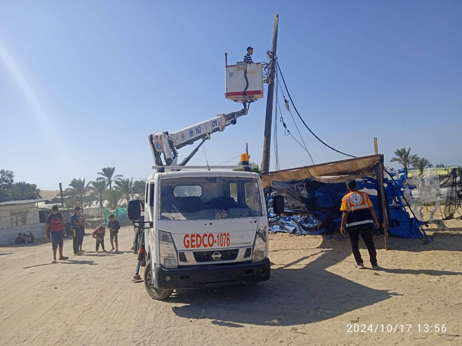 نفذت طواقم  شركة توزيع الكهرباء في محافظة الوسطى   عملية إزالة كابل كهرباء متدلي نتيجة تضرر شبكة كهرباء في شارع الطينة جنوب دير البلح