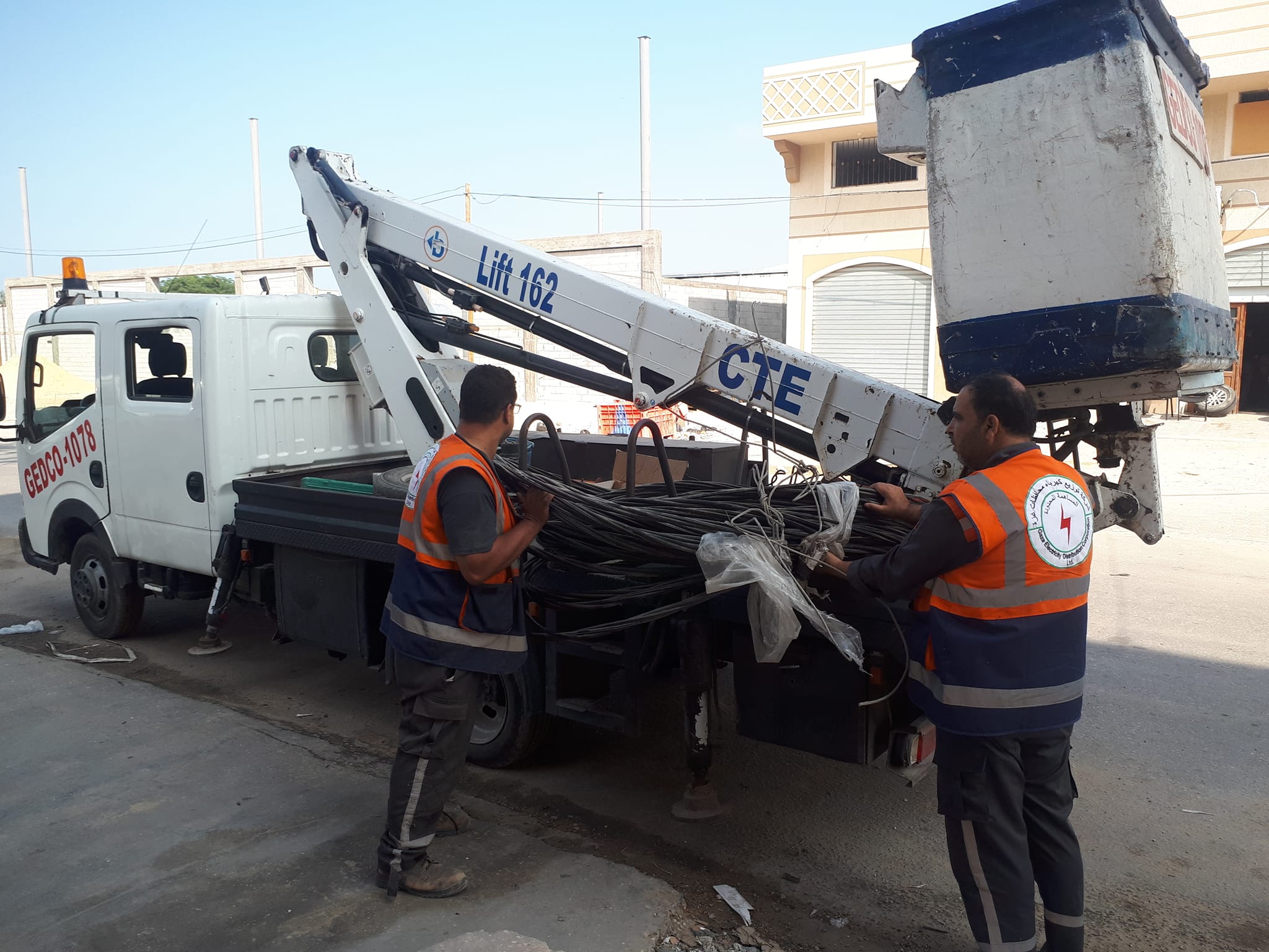 طواقم شركة توزيع كهرباء محافظات غزة تقوم بالمساهمة بتقديم وتوصيل كابل 4×50 ABC  طول 300 متر، وذلك بغرض تمكين توصيل المياه للنازحين في منطقة دير البلح شارع الاقصى.