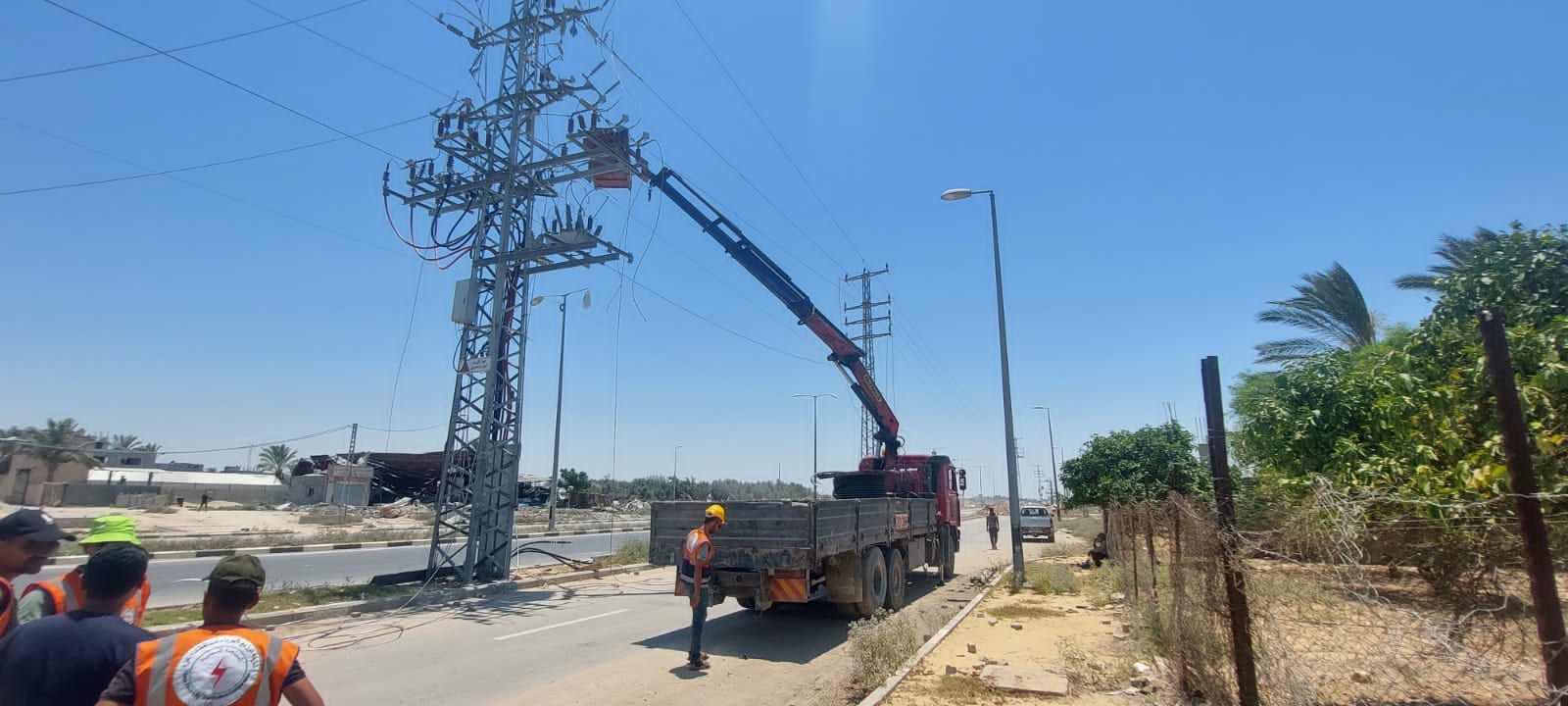 كهرباء غزة تجري  اصلاحات لأحد الخطوط الرئيسية بخانيونس