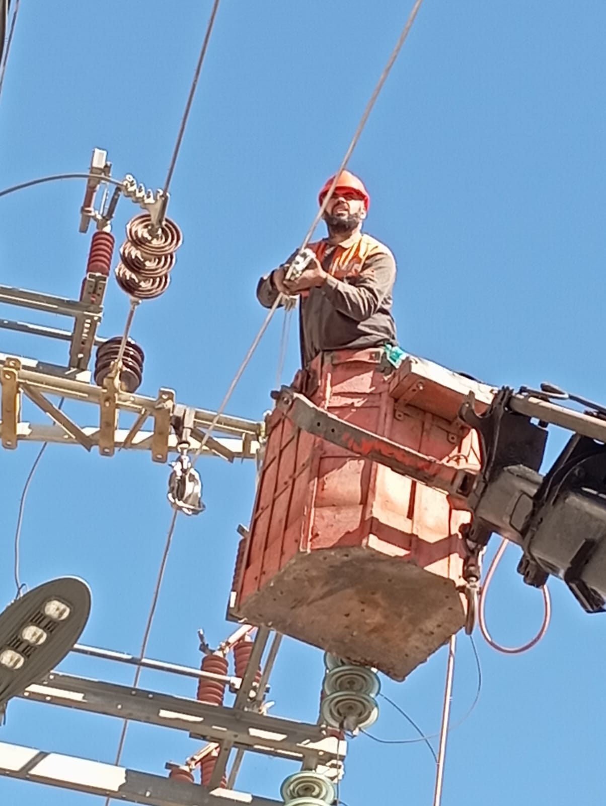 فرق الصيانة والطوارئ بكهرباء غزة  تعمل على صيانة شبكات ضغط عالي من بلدية رفح وحتى بوابة صلاح الدين وذلك بسبب تضررها نتيجة القصف .