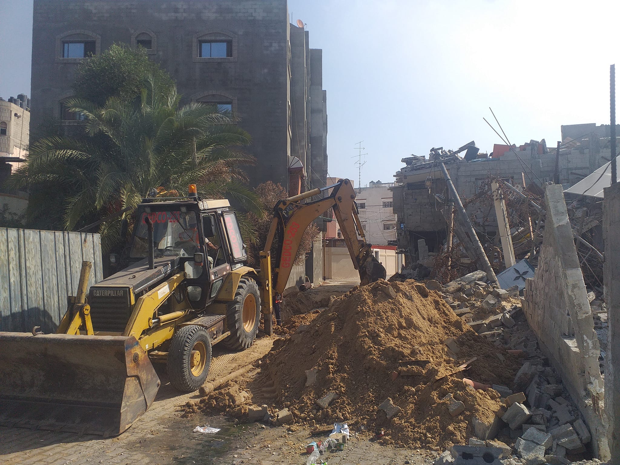 مساندة طواقم شركة توزيع الكهرباء لطواقم دائرة المياه في بلدية النصيرات