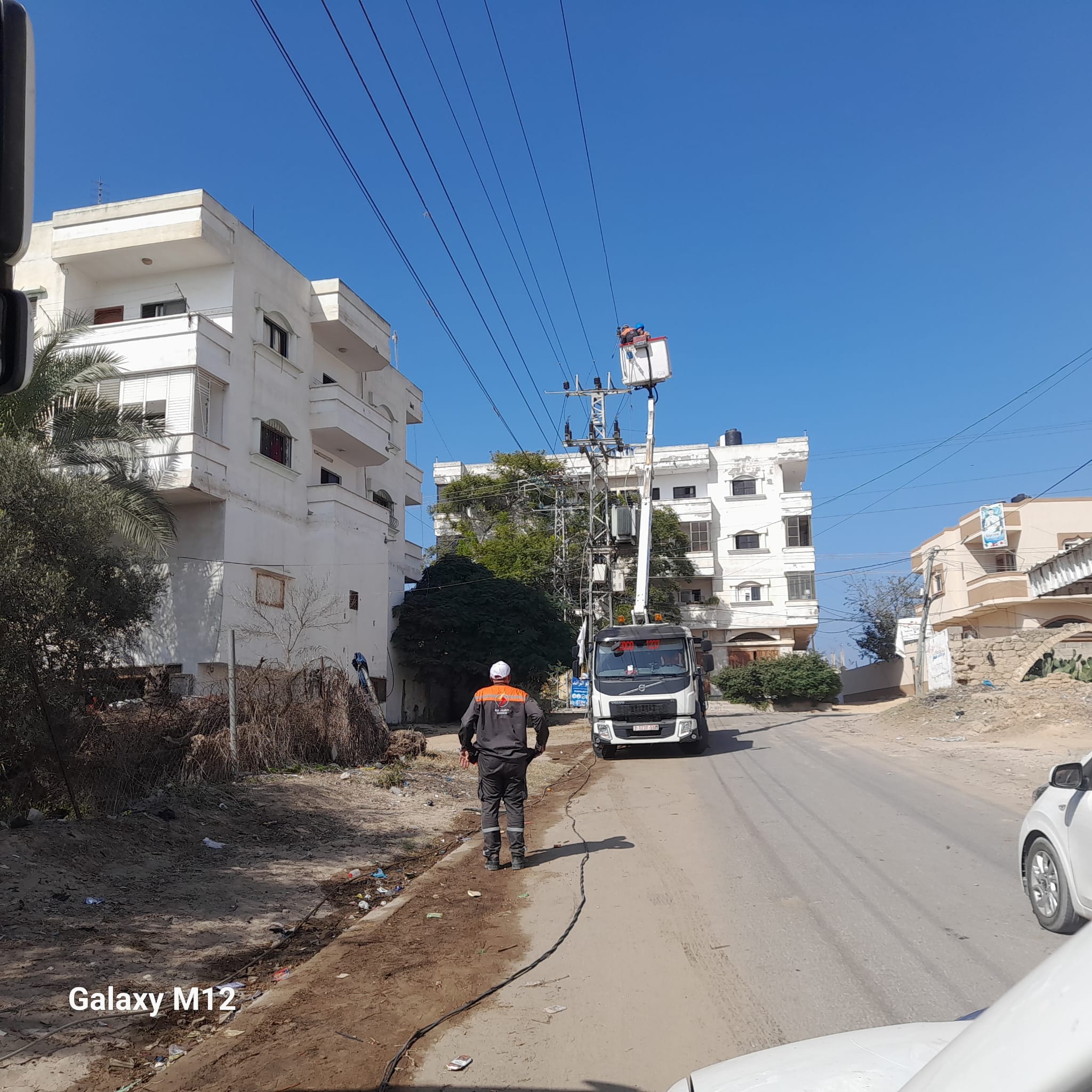 طواقم شركة توزيع كهرباء محافظات غزة تنفذ مهمة صيانة شبكة ضغط متوسط قرابة 800 متر متضررة نتيجة استهداف أحد المباني في منطقة الزوايدة.