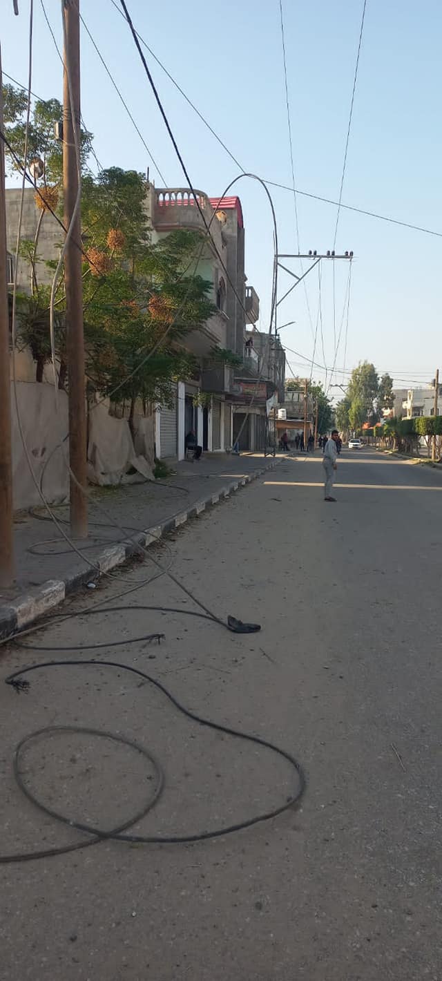 أضرار كبيرة في شبكات الضغط العالي لمسافة  200M تقريبا نوع الاسلاك 150mmAL، بعد استهداف أحد المنشأت في منطقة السطر الغربي بخانيونس.