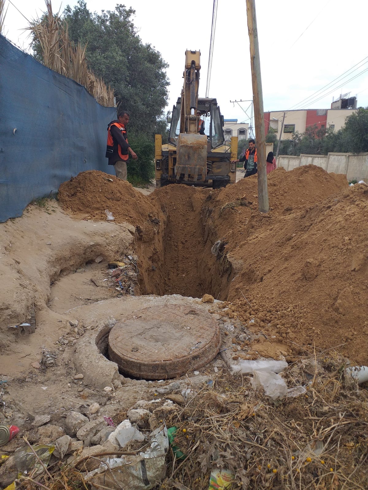 طواقم شركة توزيع الكهرباء في محافظة الوسطى تتعاون مع طواقم دائرة المياه في بلدية الزوايدة