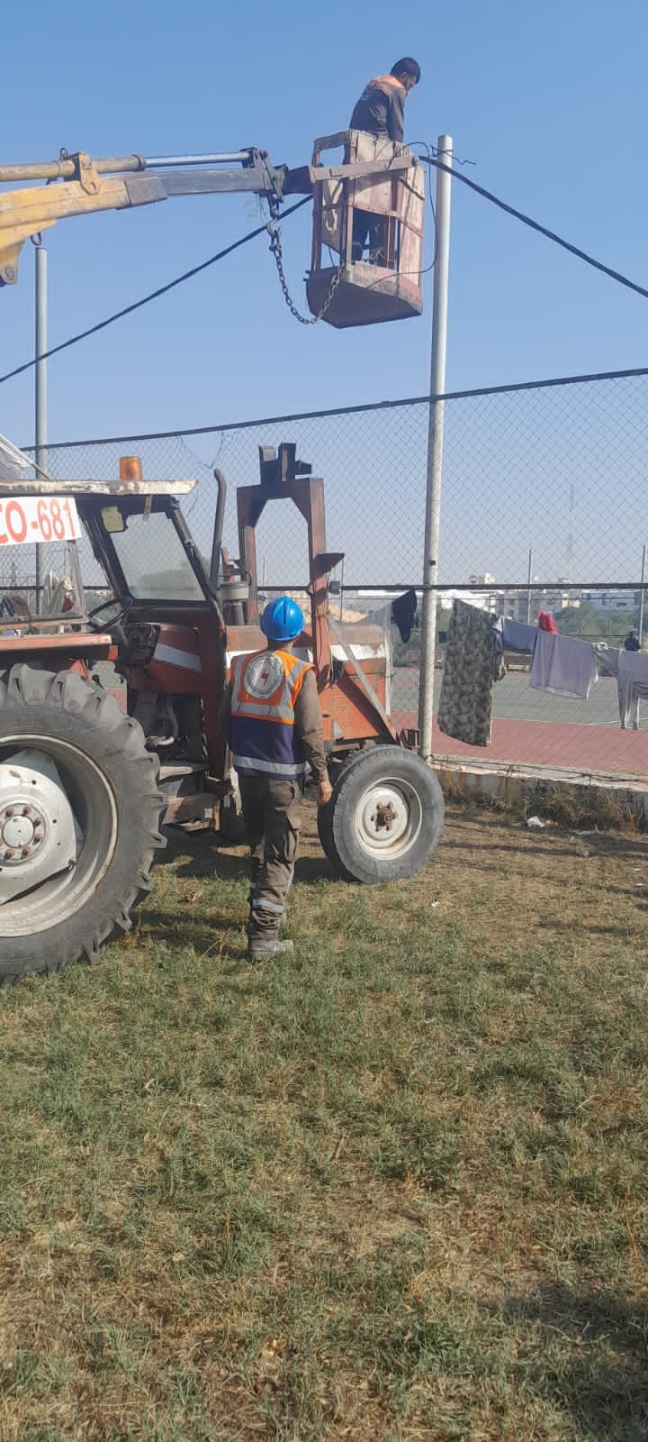 شركة توزيع الكهرباء تقدم خدمة مجتمعية لجامعة الأقصى بتمديد كابل 4x95ABC طول 400M