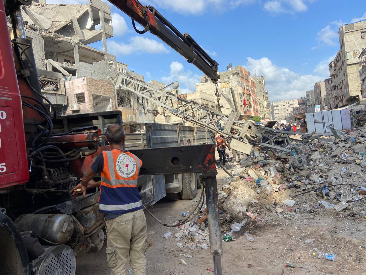 طواقم شركة توزيع الكهرباء في محافظة خانيونس تواصل عملية إزالة وتأمين مكونات شبكة توزيع الكهرباء من شوارع المحافظة