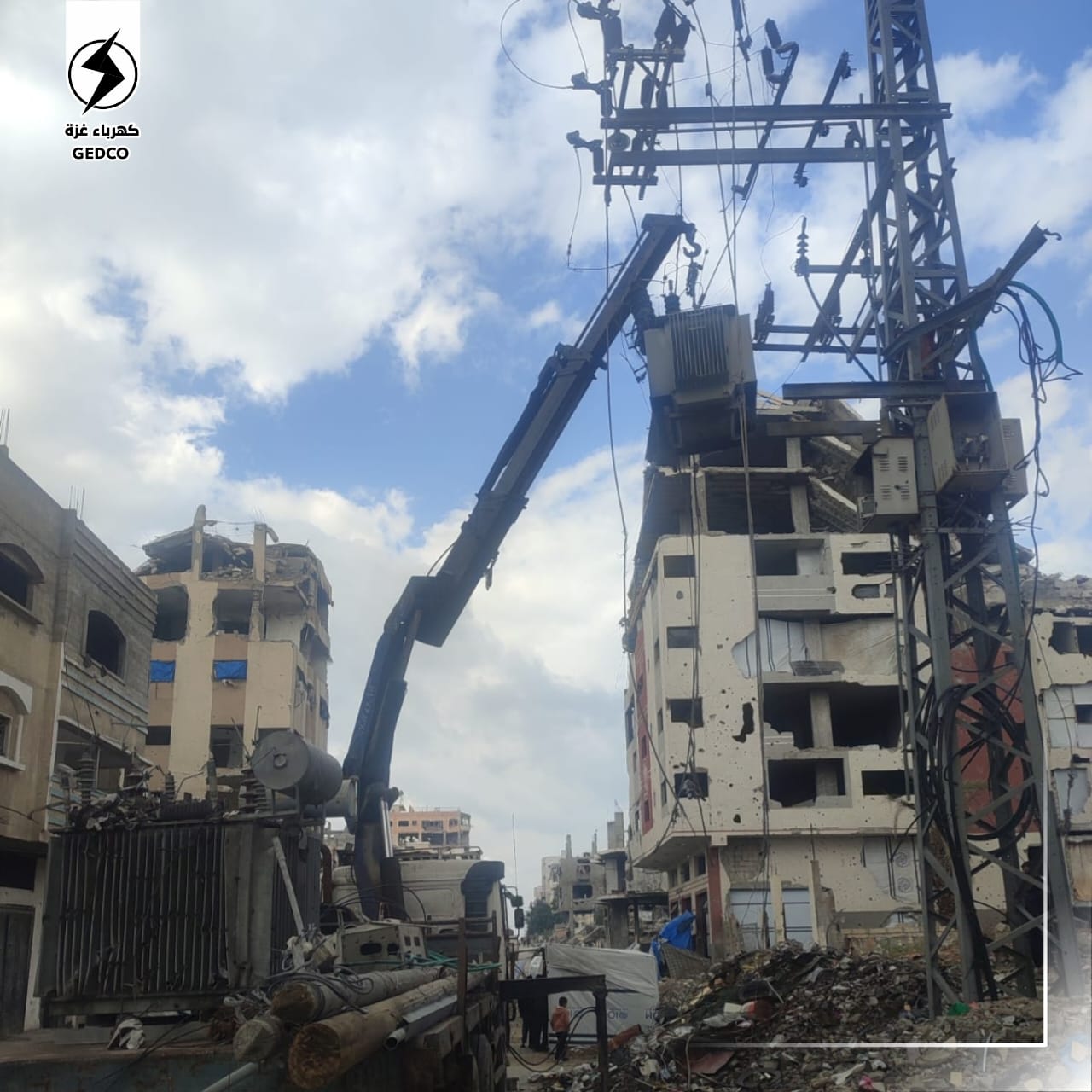 كهرباء غزة تواصل إزالة المخلفات وتأمين مناطق العمل في شمال القطاع