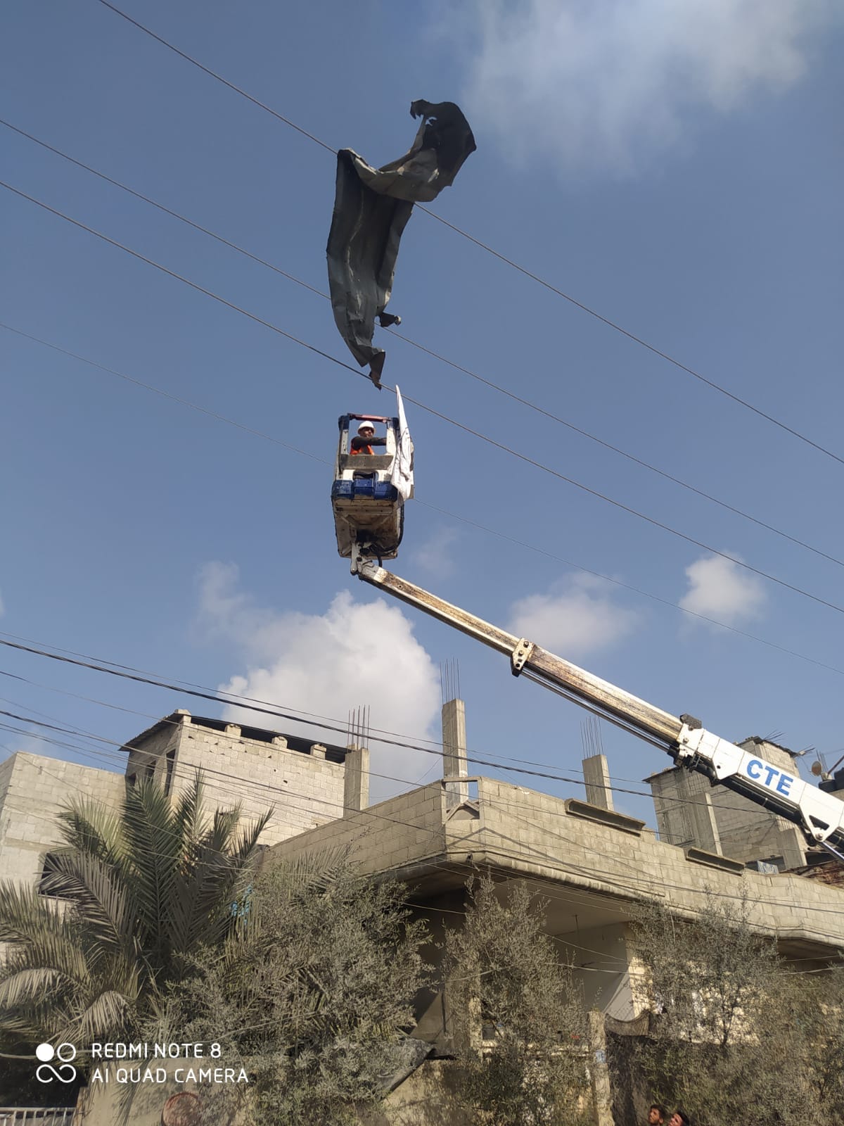 طواقم شركة توزيع الكهرباء تبذل جهود كبيرة في مختلف المحافظات لإزالة العديد من المخاطر العالقة على شبكات الكهرباء نتيجة دمار كثير من المباني والمنشآت.