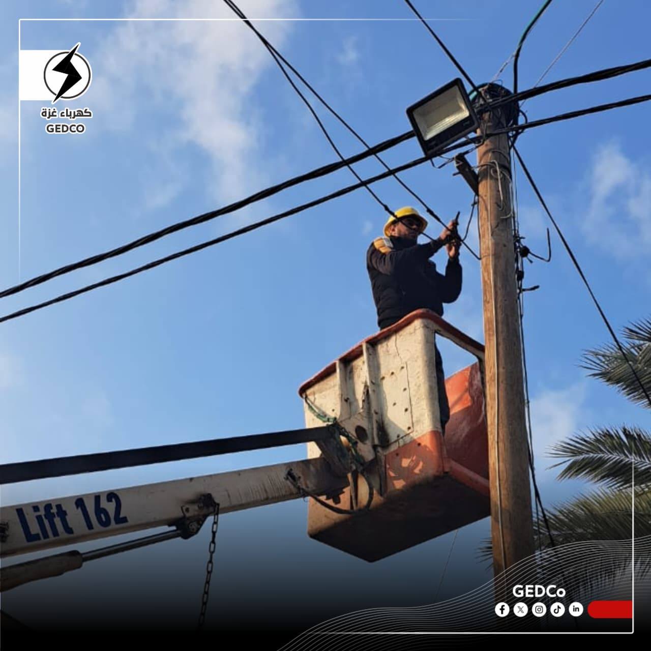 كهرباء غزة تساهم في إنارة وسط مدينة دير البلح