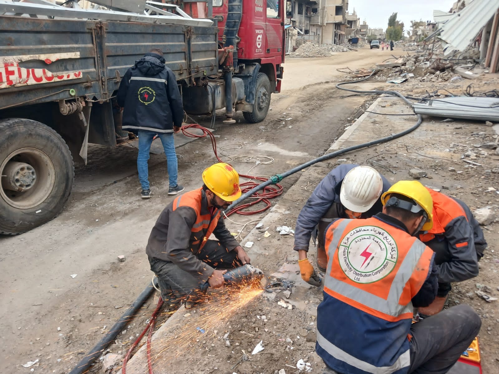 رغم شح الإمكانيات والمعدات والآليات  طواقم كهرباء غزة تواصل إزالة مكونات شبكات الكهرباء المتضررة في محافظة خانيونس
