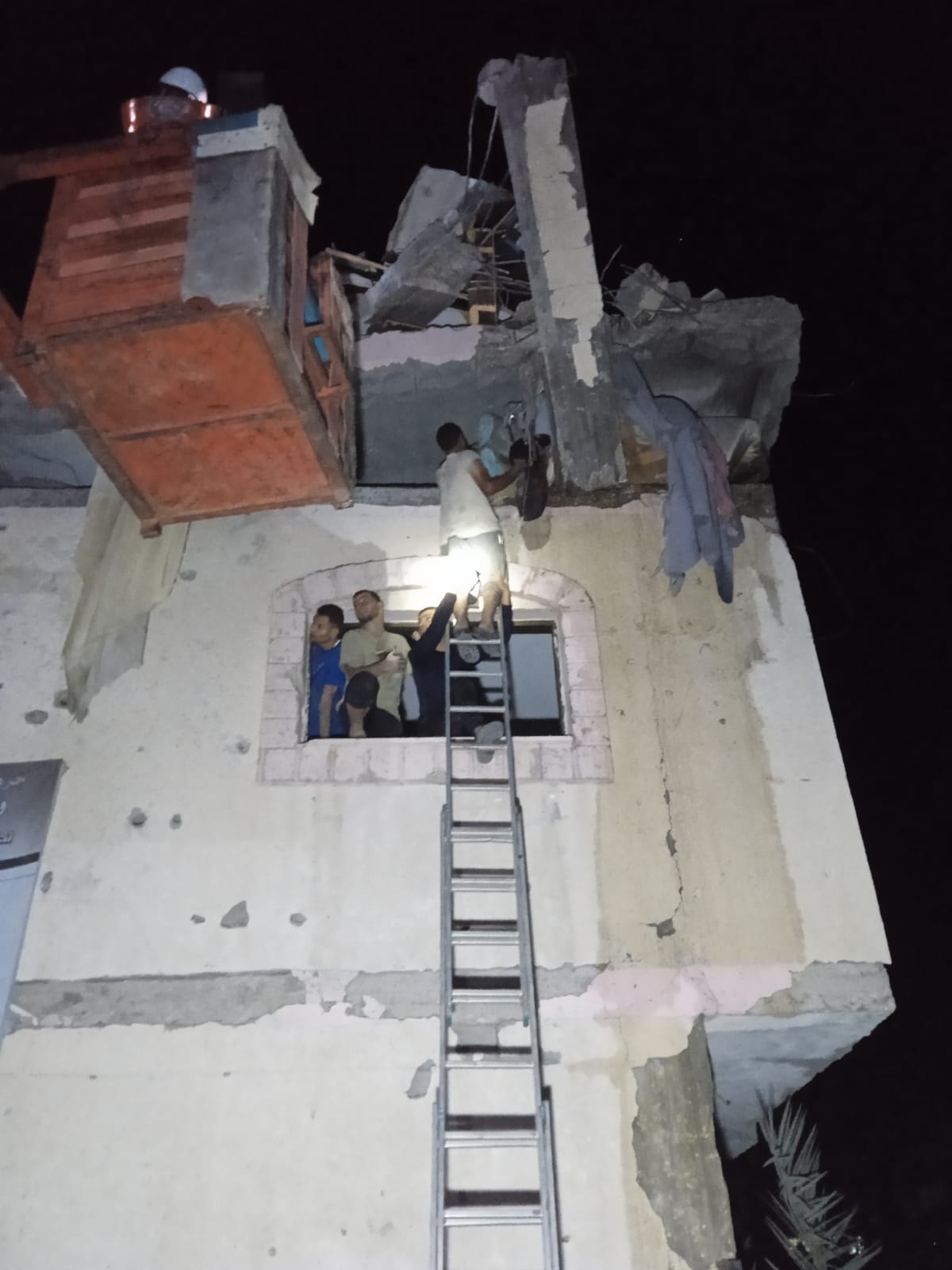 شركة توزيع الكهرباء تساهم في جهود إنقاذ المدنيين في عدة مناطق بقطاع غزة