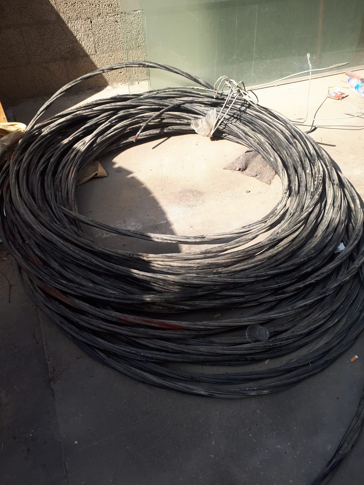 طواقم شركة توزيع كهرباء محافظات غزة تقوم بالمساهمة بتوفير وتوصيل كابل 2×25 ABC  طول 30 متر في منطقة السكة بخانيونس بغرض تمكين المواطنين والنازحين من الحصول على المياه.