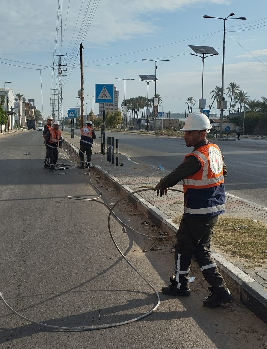 طواقم شركة توزيع كهرباء محافظات غزة تقوم بالمساهمة بتقديم توصيل كابل 2×25 ABC طول 100متر