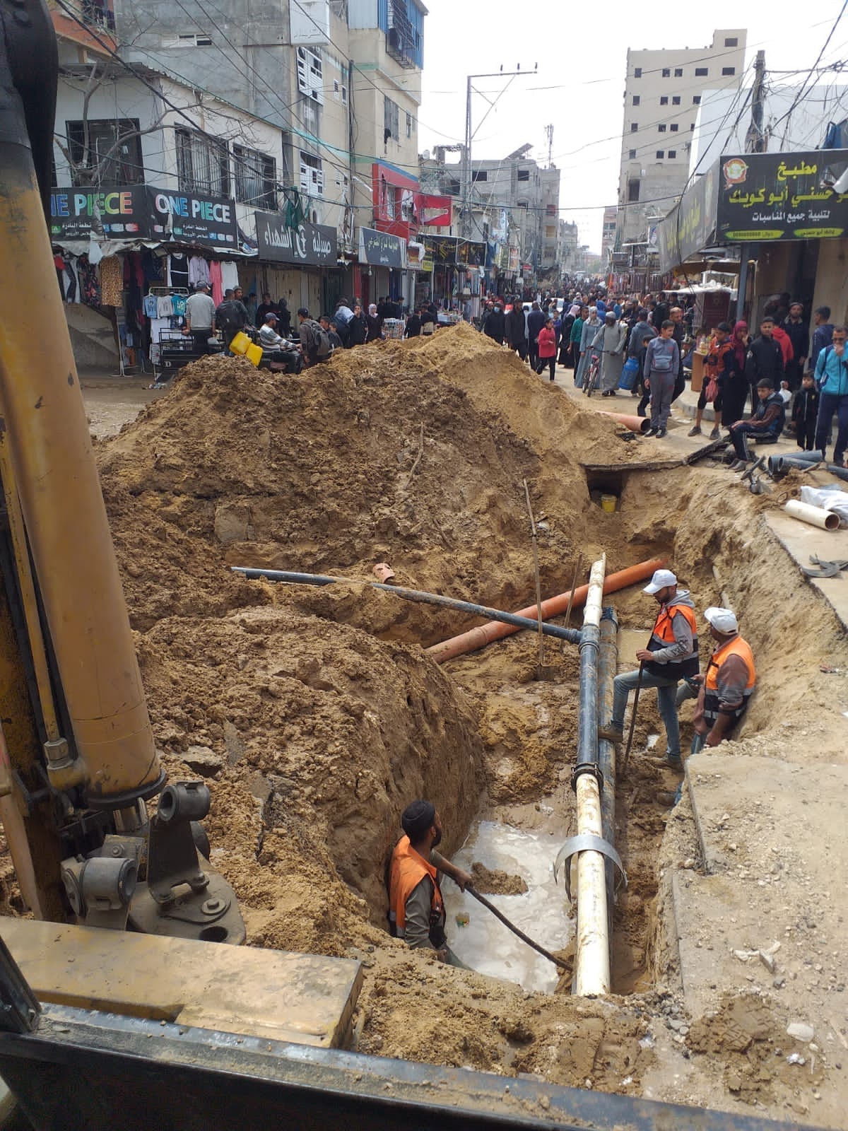 بالتعاون مع بلدية البريج طواقم شركة توزيع الكهرباء في محافظة الوسطى تنفذ أعمال حفريات