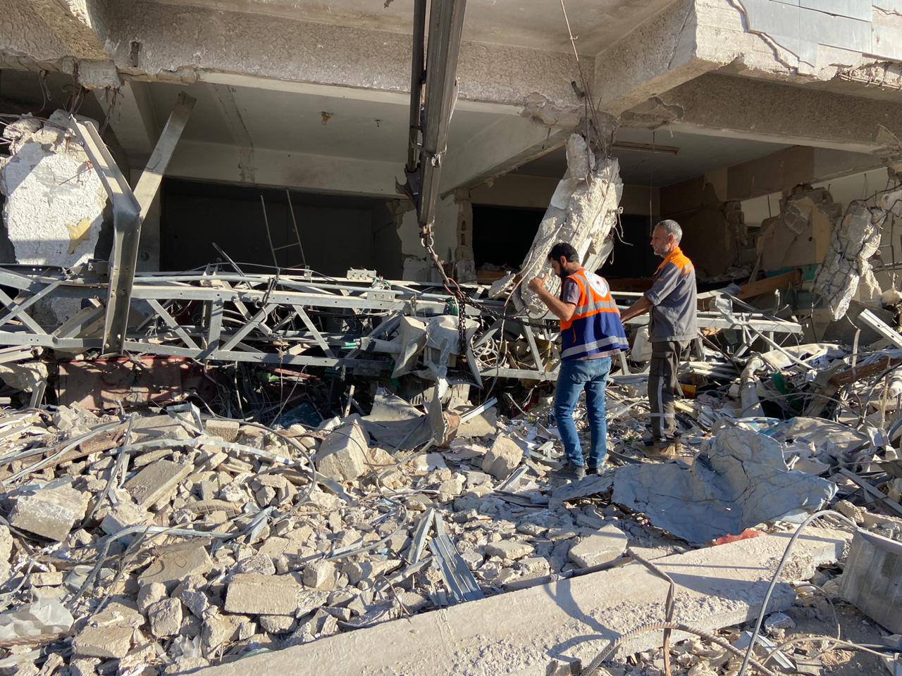 نفذت طواقم الشركة مهمة عمل لإزالة ورفع أعمدة حديدية تالفة من منطقة دوار أبو حميد في محافظة خانيونس