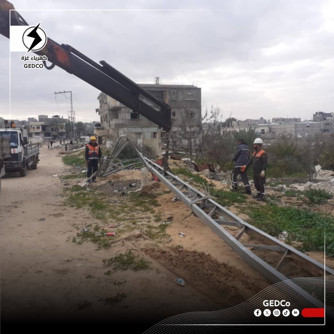 ضمن مهام إزالة الأخطار  طواقم شركة توزيع الكهرباء تواصل مهامها الميدانية في إزالة وترحيل مكونات شبكة الكهرباء المتضررة