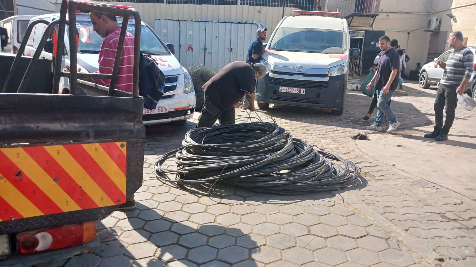 قامت شركة توزيع الكهرباء بتقديم مجموعة من المواد الكهربائية لمستشفى شهداء الأقصى في محافظة الوسطى