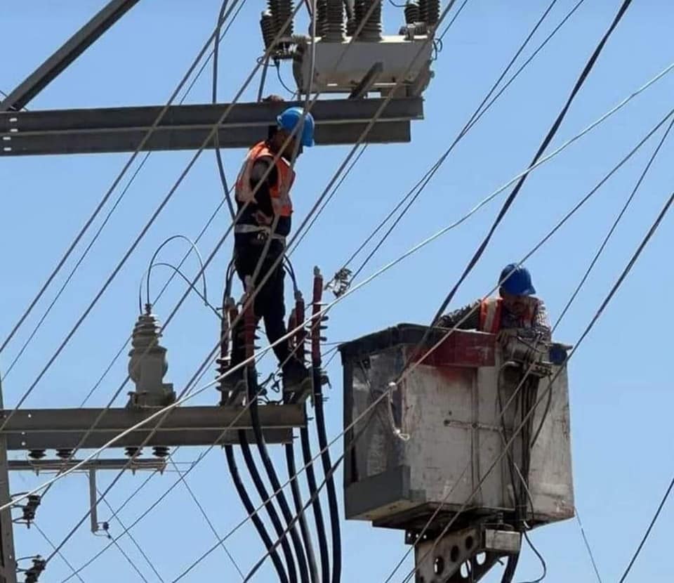 كهرباء غزة تجرى أعمال الفحص الفني لغرفة كهرباء محطة التحلية وصيانة لكوابلها الأرضية