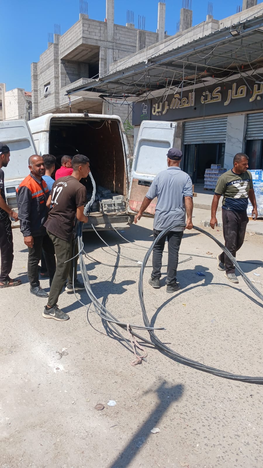 بالتعاون مع طواقم بلدية دير البلح