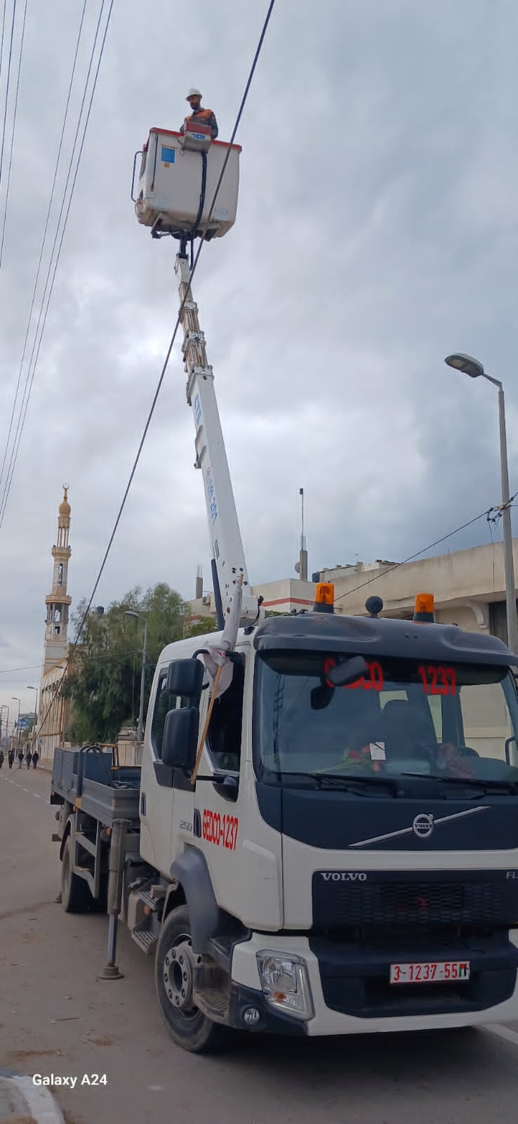 فرق الصيانة والطواريء بكهرباء غزة  تعمل على صيانة شبكات ض.متوسط متضررة على شارع صلاح الدين من الجهة الشمالية في محافظة الوسطى .