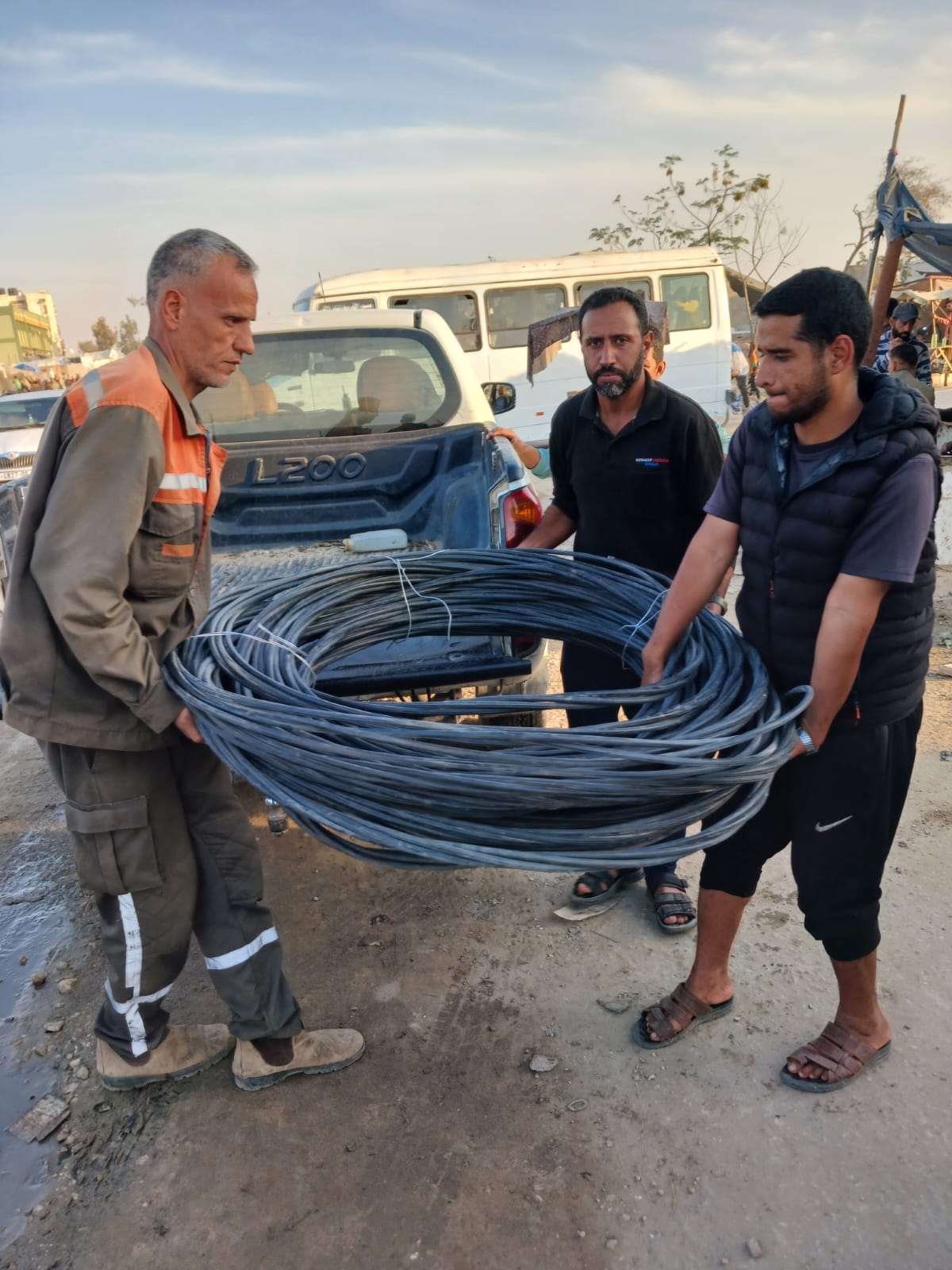 طواقم كهرباء غزة توفر كابل كهربائي لتمكين أحد مراكز الإيواء بخانيونس من تشغيل بئر مياه حيوي