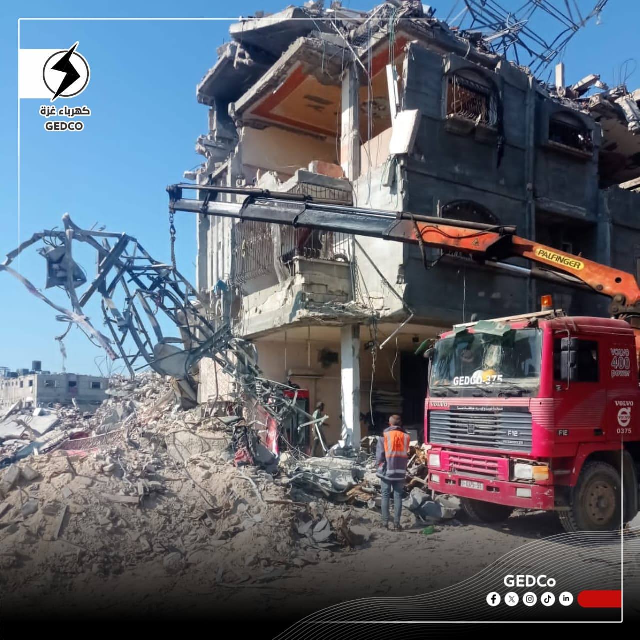 ضمن مهام إزالة الأخطار  طواقم شركة توزيع الكهرباء تواصل مهامها الميدانية في إزالة وترحيل مكونات شبكة الكهرباء المتضررة