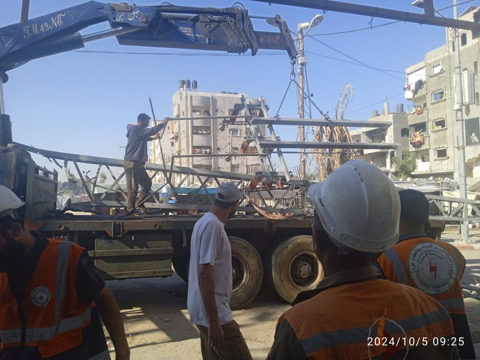 قامت طواقم شركة توزيع كهرباء محافظات غزة بإزالة ونقل عامود كهرباء مدمر يشكل خطراً كبيراً على حياة المواطنين في المدخل الرئيسي لمخيم البريج