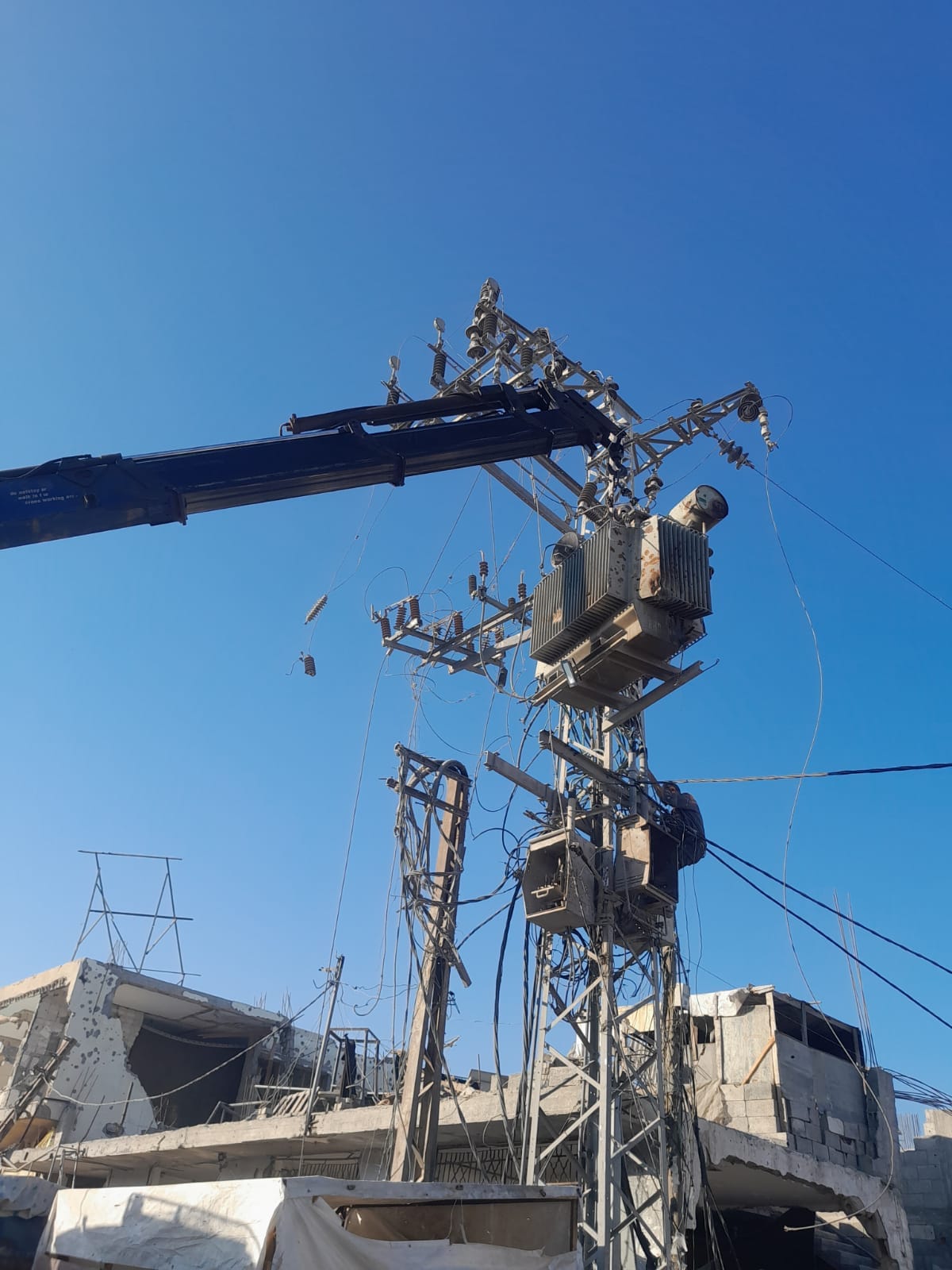 طواقم شركة توزيع الكهرباء في محافظة خانيونس تواصل عملية إزالة وتأمين مكونات شبكة توزيع الكهرباء من شوارع المحافظة