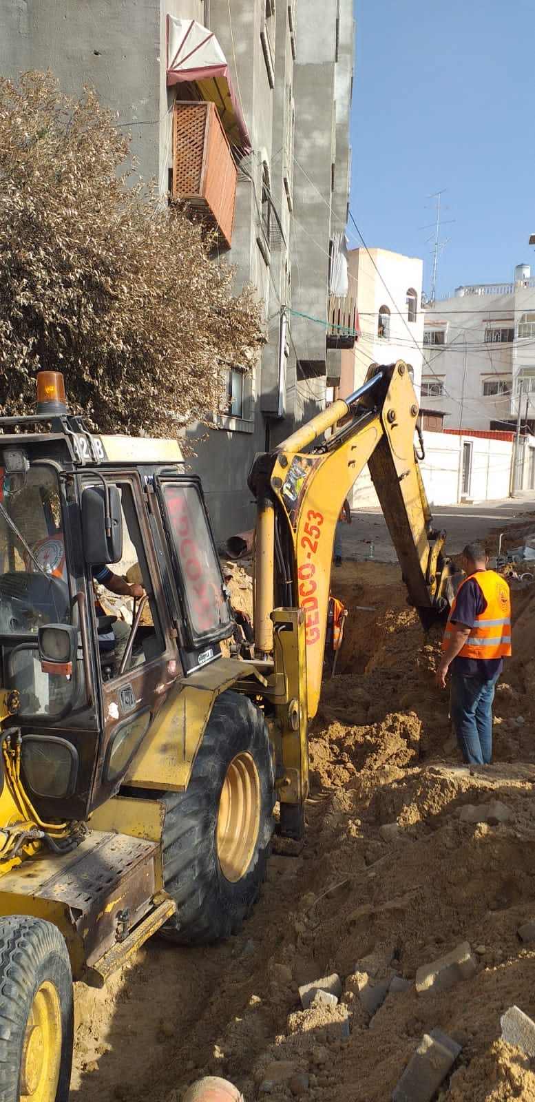 طواقم شركة توزيع الكهرباء في محافظة الوسطى تنفذ أعمال حفريات لتمكين طواقم دائرة المياه والصرف الصحي في بلدية المغازي