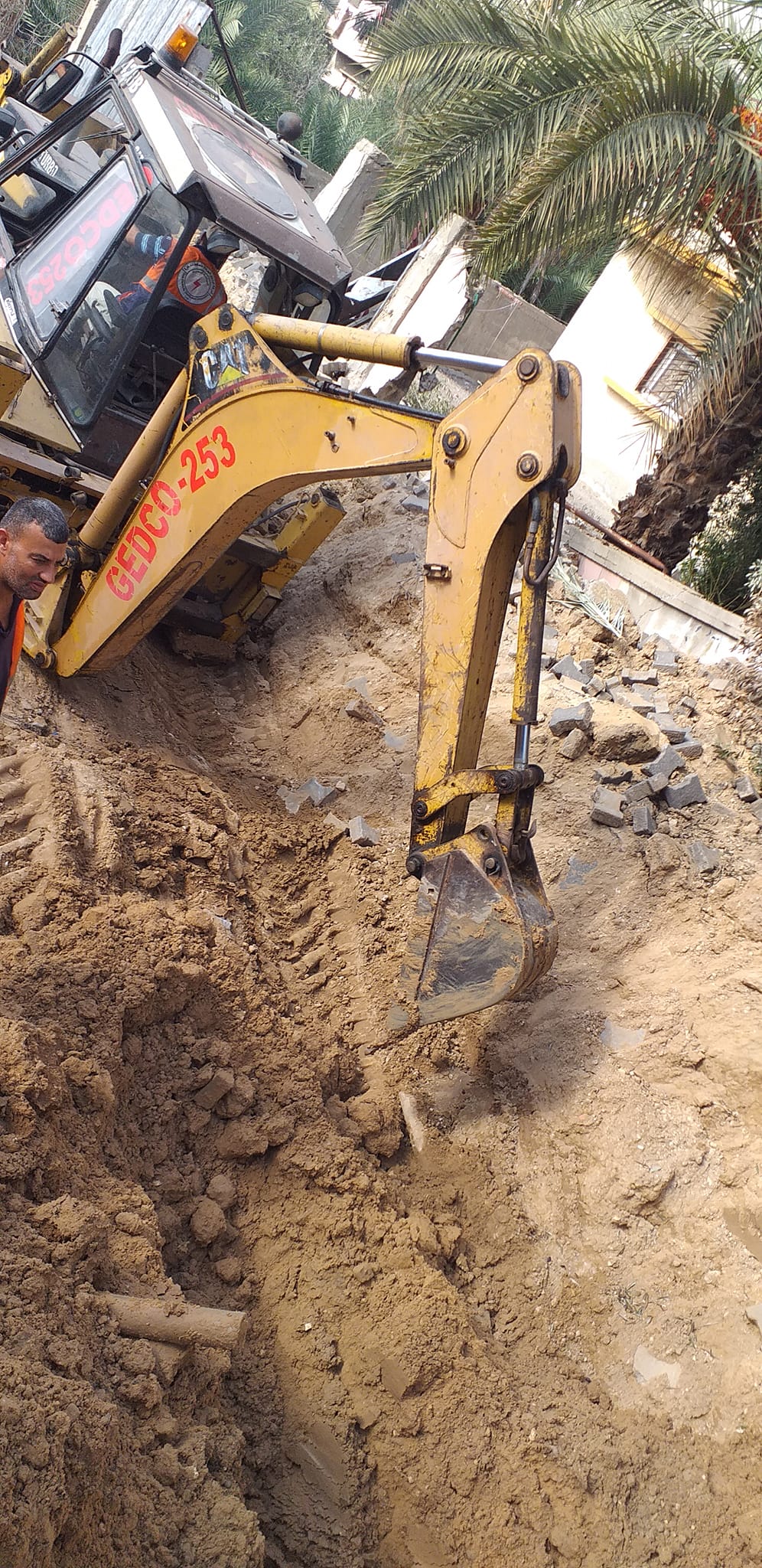 مساندة طواقم شركة توزيع الكهرباء لطواقم دائرة المياه في بلدية المغازي