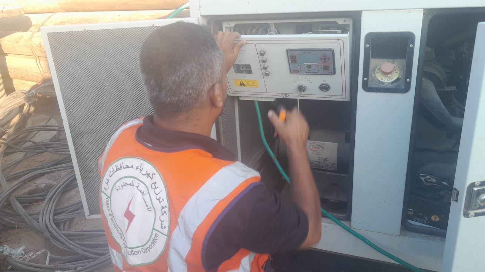 شركة توزيع الكهرباء بمحافظة خانيونس بتشغيل مولد الكهرباء الوحيد لديها لتشغيل مضخة مياه و محطة تحلية بهدف توفير المياه للنازحين