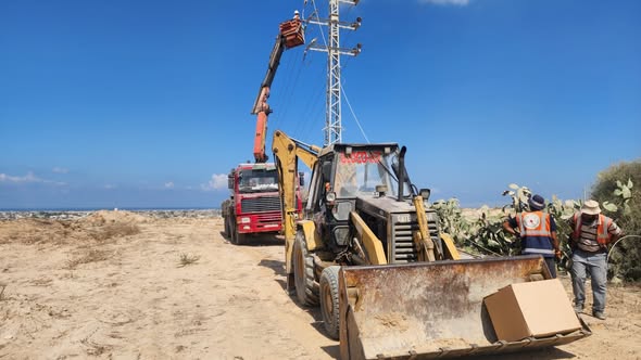 طواقم شركة توزيع الكهرباء في محافظة خانيونس تنفذ أعمال إعادة صيانة وفحص لشبكة كهرباء خط  F11