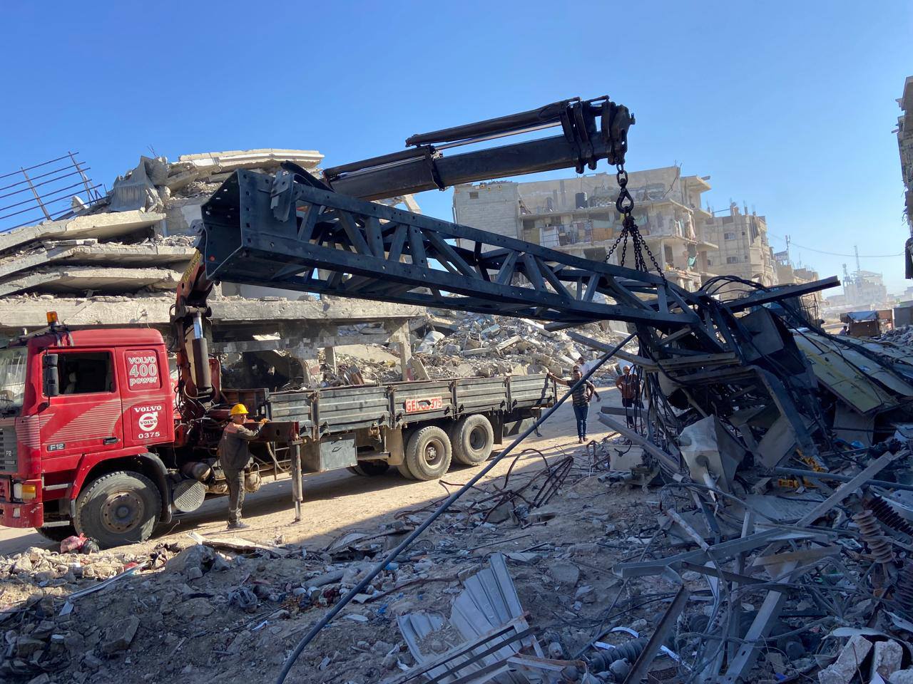 نفذت طواقم  شركة توزيع الكهرباء عمليات ميدانية مكثفة لإزالة وتأمين مكونات شبكة توزيع الكهرباء المتضررة في محافظة خانيونس