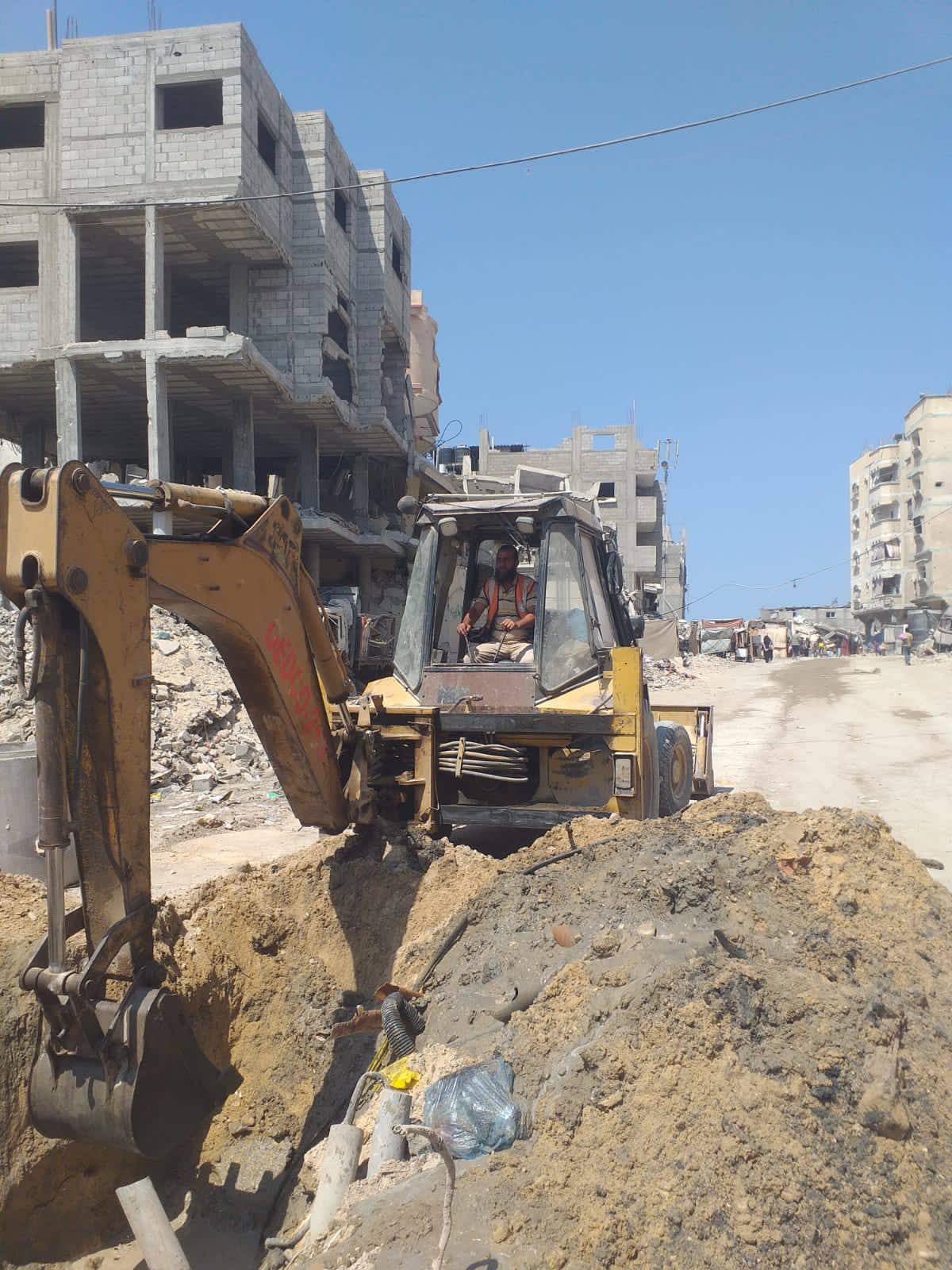 بالتعاون مع بلدية خانيونس طواقم شركة توزيع الكهرباء في محافظة خانيونس تنفذ أعمال حفريات