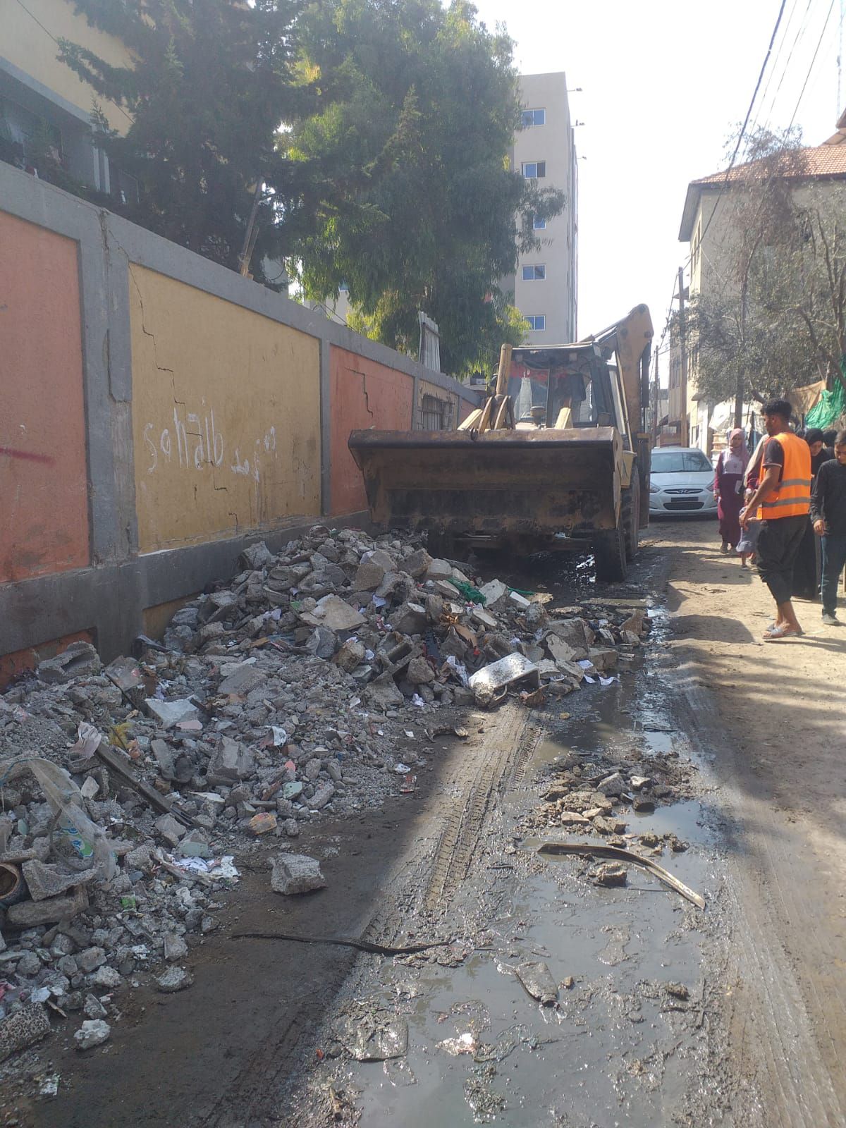 نفذت طواقم شركة توزيع الكهرباء في محافظة الوسطى عملية إزالة للركام والمخلفات