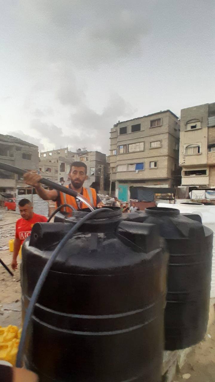 قامت طواقم شركة توزيع الكهرباء في محافظة خانيونس بتشغيل مولد كهرباء لديها لتشغيل بئر مياه في منطقة حي الأمل