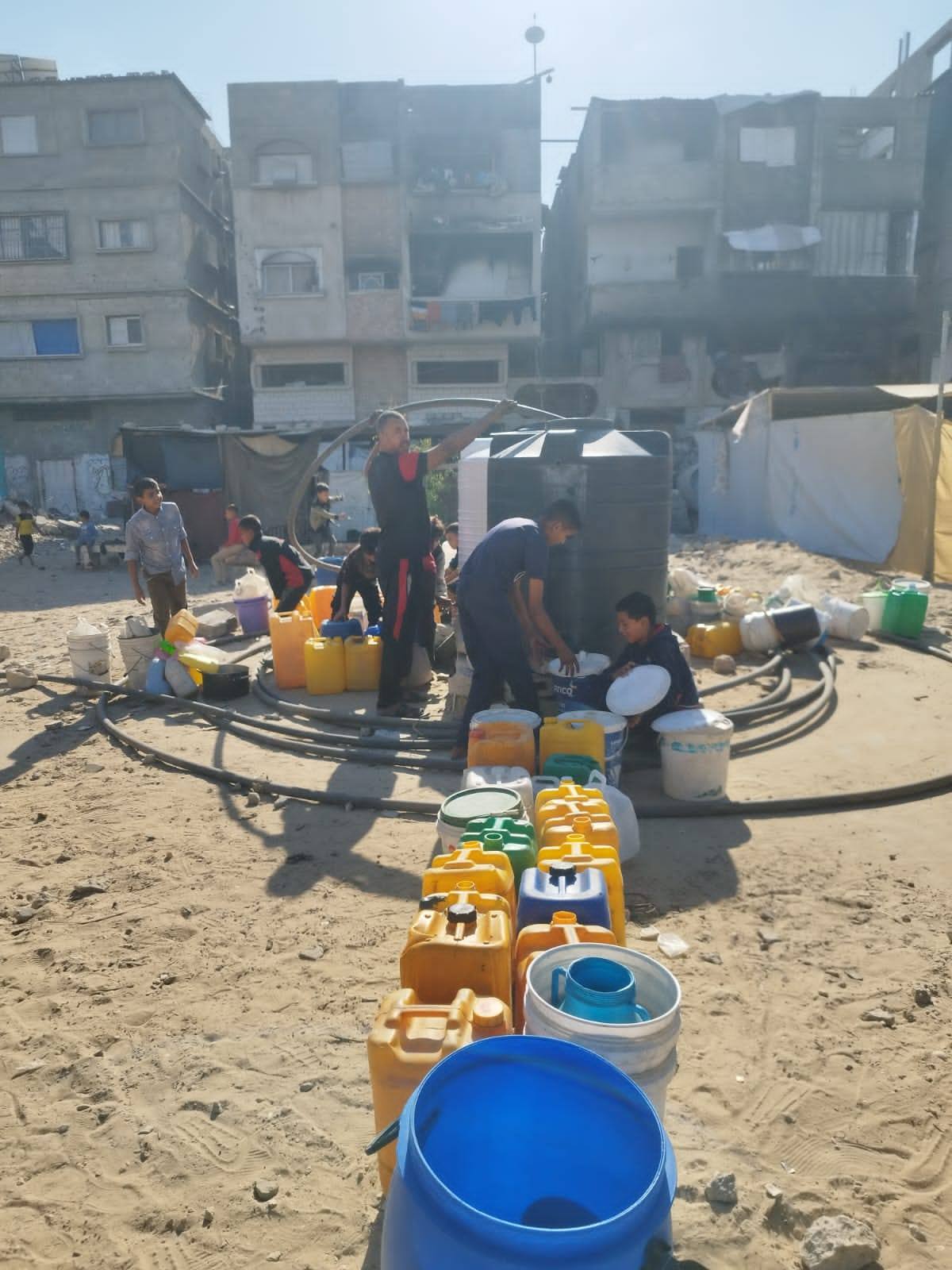 قامت طواقم شركة توزيع الكهرباء في محافظة خانيونس بتوفير مولد كهربائي لتشغيل بئر مياه في حي الأمل بالمحافظة لخدمة سكان الحي والنازحين