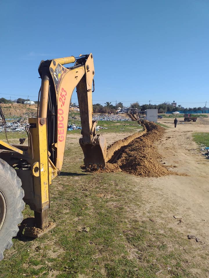 طواقم شركة توزيع الكهرباء في محافظة الوسطى تنفذ أعمال حفريات بطول 150 متر،